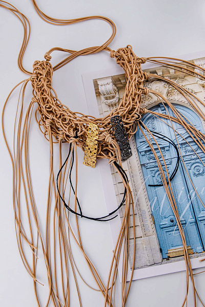 Колье Maya (эффект перфорированных кос, бежевый, г/п: золото, серебро) Katerina Vassou KV23.2-302555