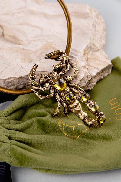 Колье Скорпион (цирконий желтый, н.кожа, кулон 6,5х4 см, 49+5 см) Россия SOIN 101 01 07