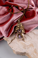 Колье Амурчик (кристалл персиков, хл.жемчуг, н.кожа, кулон 5,5х3,7см, 80+6см) Россия SOIN 101 01 012