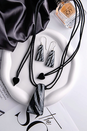 картинка Колье Amal черный, серебро, 7x3.7см., длина регулируется Голландия ZSISKA 2440203SP01Q00 ювелирный  магазин Калина являющийся официальным дистрибьютором в России 