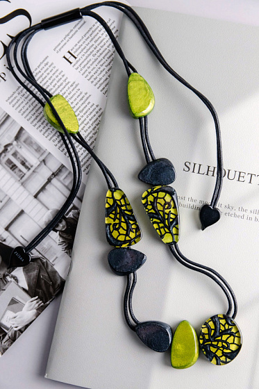 картинка Колье Peace черный, лайм, длина регулируется, Голландия ZSISKA 4450102GREEQ09 ювелирный  магазин Калина являющийся официальным дистрибьютором в России 