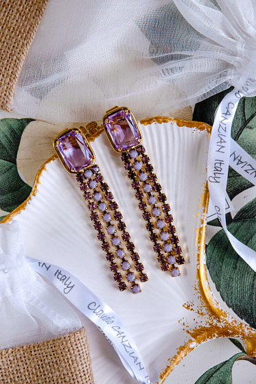 картинка Серьги (кристаллы сиреневые 8,8х1,6 см, 24гр) Италия Claudio Canzian 002 02 799 ювелирный  магазин Калина являющийся официальным дистрибьютором в России 