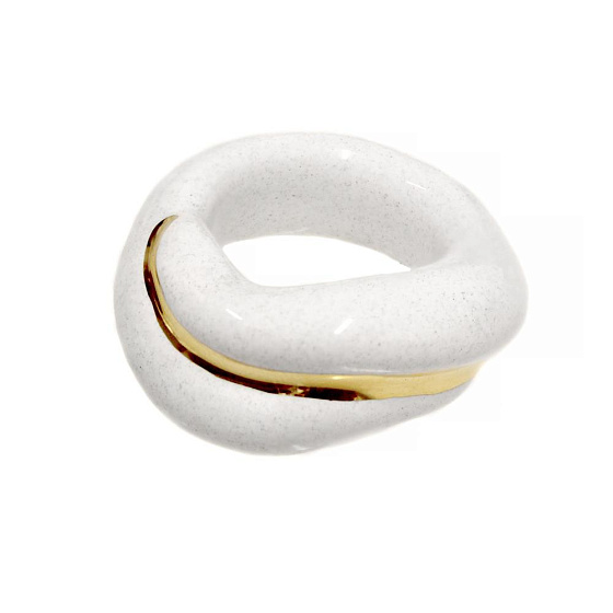 картинка Кольцо (керамика белый, г/п: золото,1.4 см, р.18) Испания  01901023 ювелирный  магазин Калина являющийся официальным дистрибьютором в России 