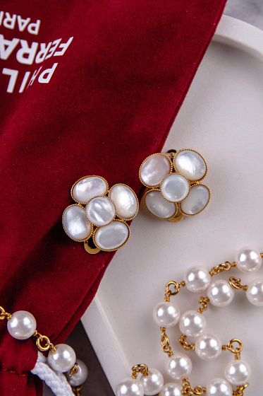 картинка Клипсы (перламутр, г/п: золото. 2.4х2.4см) Франция Philippe Ferrandis MISS CAMELIA MC10 ювелирный  магазин Калина являющийся официальным дистрибьютором в России 