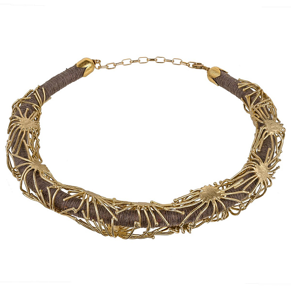 Колье (хлопковая нить -бежевая, г/п: золото, 49х2,5 см) Греция Kalliope 002 05 060