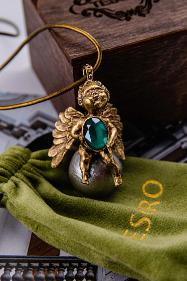 картинка Колье Амурчик (кристалл зелен, хлопк.жемчуг, н.кожа, кулон 5,5х3,7см, 80+6 см) Россия SOIN 101 01 05 ювелирный  магазин Калина являющийся официальным дистрибьютором в России 