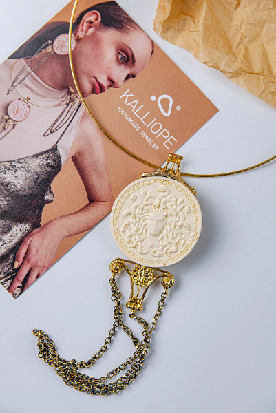 Колье Медуза Горгона (юв.смола,D 14,5 см, г/п: золото,20 см)  Kalliope 022 05 031