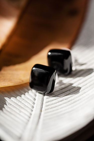 картинка Пусеты Sandro Quadro черный 1,3х1,3 см Италия ENZO BENZO  ювелирный  магазин Калина являющийся официальным дистрибьютором в России 