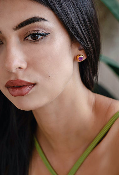 картинка Пусеты (керамика,фиолетовый, г/п: золото, 1х1см) Испания 01902005 ювелирный  магазин Калина являющийся официальным дистрибьютором в России 